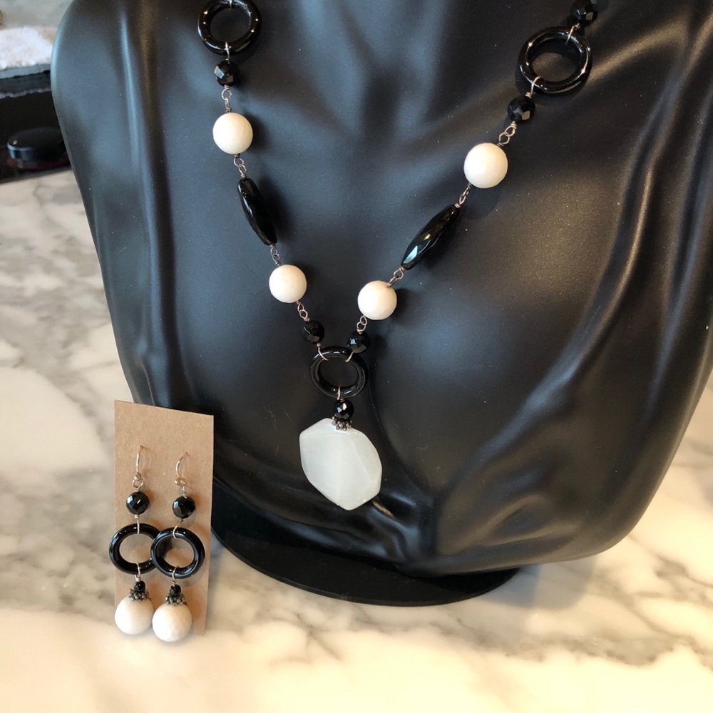 BLACK AND WHITE ONYX NECKLACE AND EARRINGS